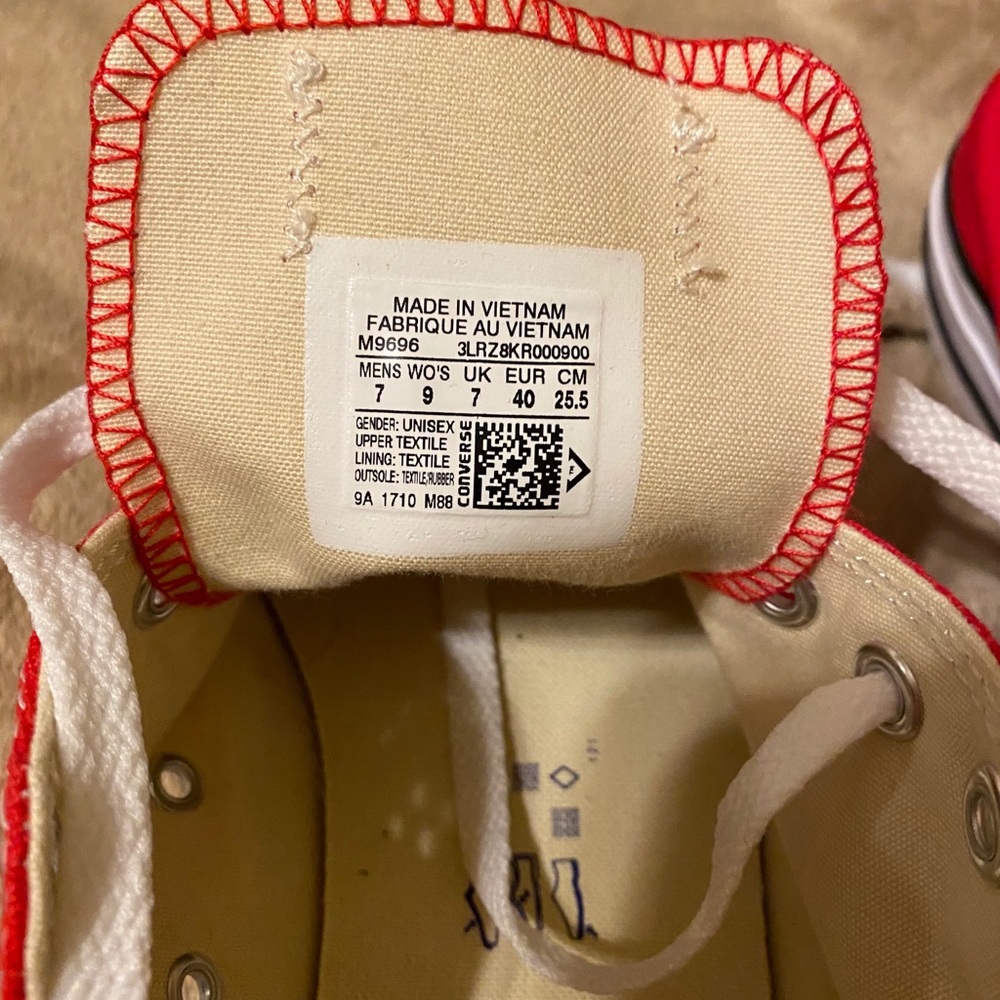 Red converse - Picture 4 of 4